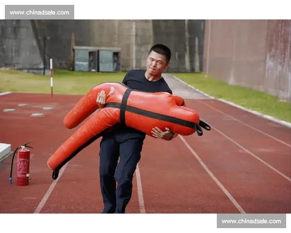 追逐绿茵场上的梦想 用汗水书写属于自己的足球传奇